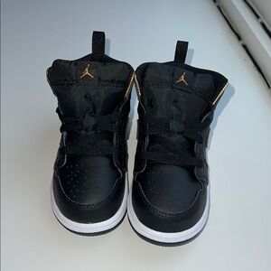 Jordan 1 MID Kids Black/Metallic Gold/White